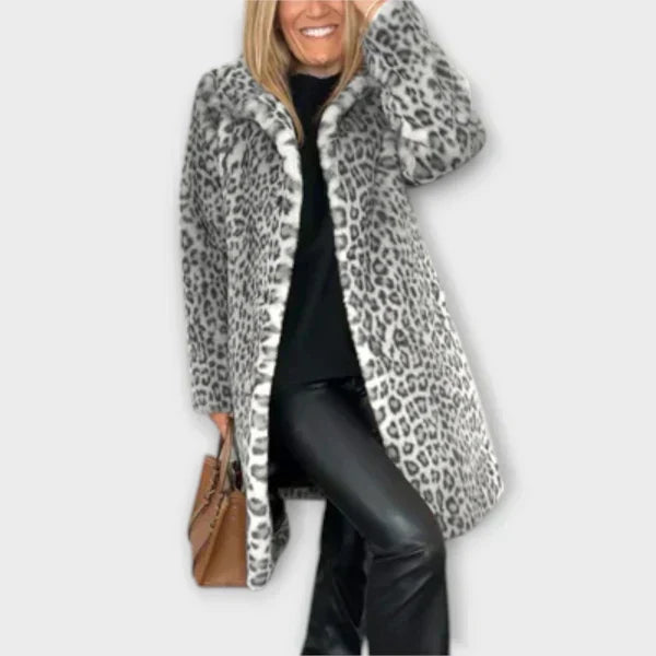 Maëva - Chic Leopard Print Coat - Charlotte & Willow, detail